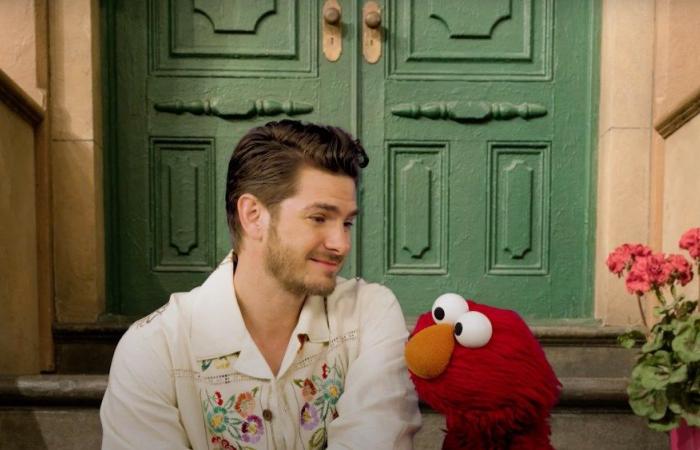 Andrew Garfield parla con Elmo del dolore dopo la morte di sua madre