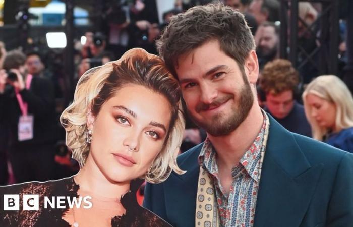 Andrew Garfield porta in anteprima il ritaglio in cartone di Florence Pugh