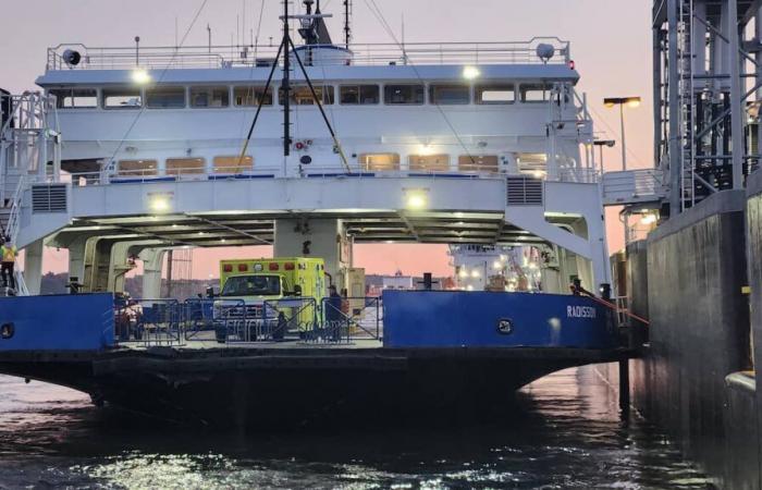 Un forte impatto danneggia una delle due navi sul traghetto Quebec-Lévis