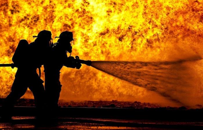 la scorsa notte un incendio ha devastato sei veicoli commerciali