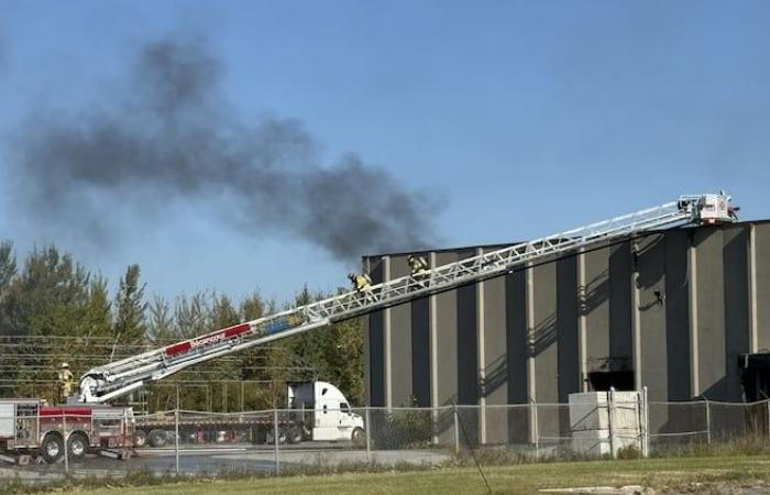 La fabbrica Canadoil Forge è stata avvolta dalle fiamme