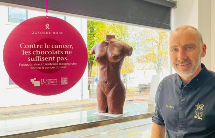 Ottobre rosa: un cioccolatiere realizza un busto in topless per sfidare e sensibilizzare i passanti di Bordeaux