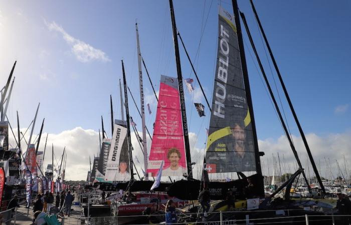 Globo della Vandea di Les Sables-d’Olonne. Gli skipper Jérémie Beyou e Guirec Soudée e le loro imoca sul pontone