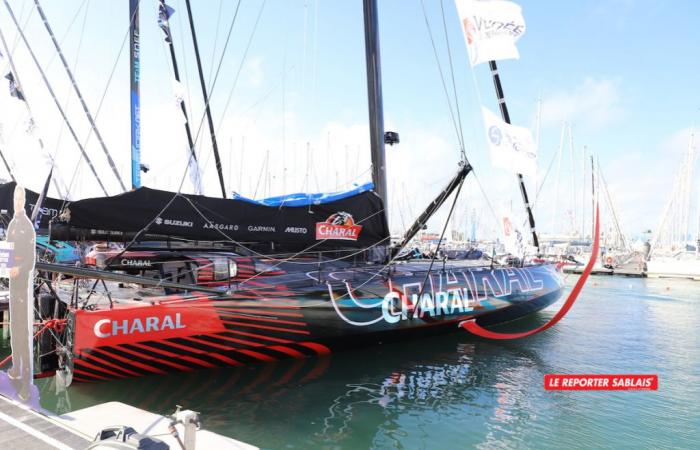 Globo della Vandea di Les Sables-d’Olonne. Gli skipper Jérémie Beyou e Guirec Soudée e le loro imoca sul pontone