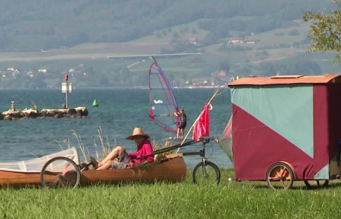 in bici-canoa, senza un soldo con il suo pollo, attraversa la Francia da cinque anni