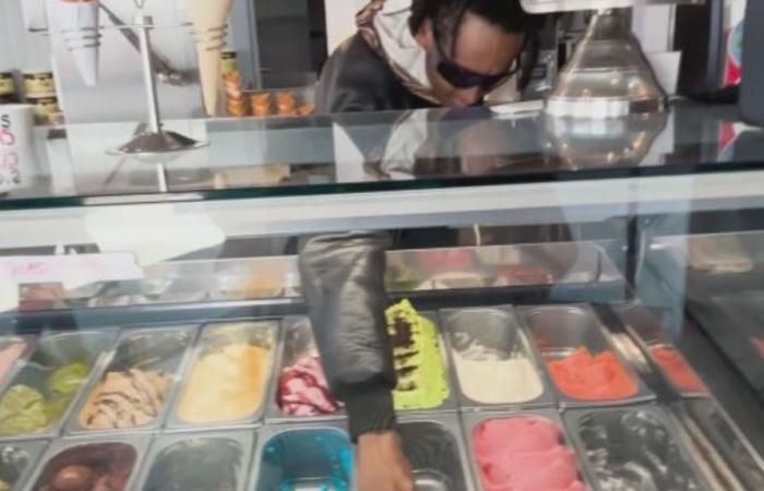 Filmato mentre serve yogurt gelato con le mani, viene arrestato dalla polizia