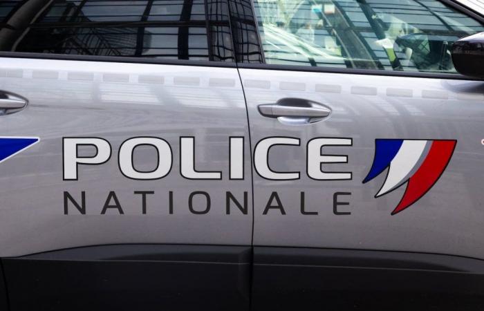 un pazzo rintanato in una roulotte apre il fuoco sugli agenti di polizia