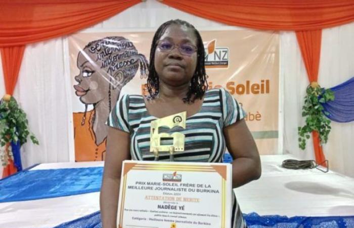 Nadège YE è stata incoronata miglior giornalista donna del Burkina Faso