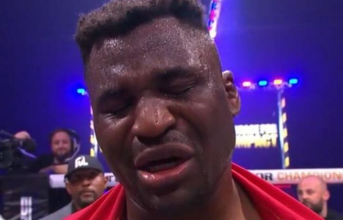 Francis Ngannou mette KO Renen Ferreira nel primo round del ritorno di MMA e scoppia in lacrime dopo aver dedicato la vittoria a suo figlio