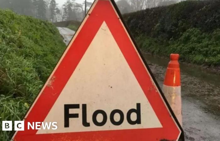 Avvisi di inondazioni nel Devon in atto in più località