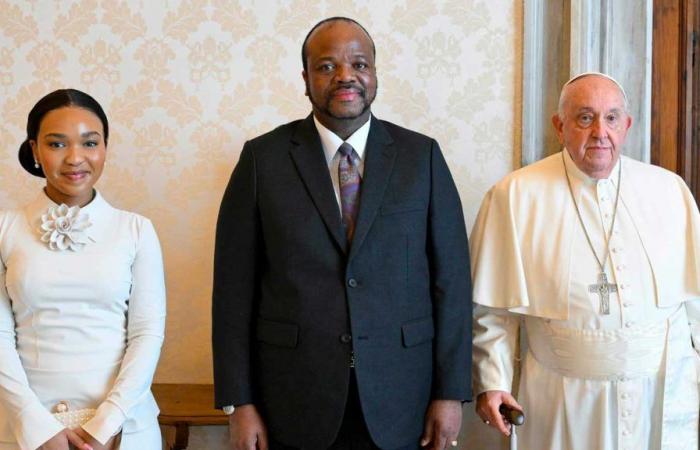 Re Mswati III presenta la sua sedicesima moglie a Papa Francesco che sfrutta il suo privilegio bianco