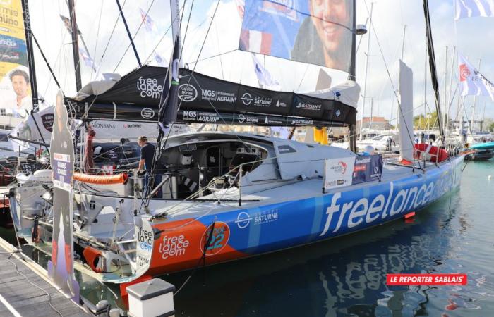 Globo della Vandea di Les Sables-d’Olonne. Gli skipper Jérémie Beyou e Guirec Soudée e le loro imoca sul pontone