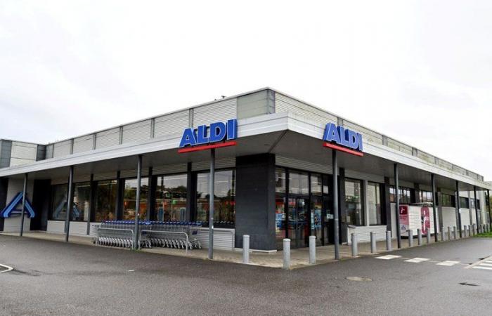 VIDEO. Dopo aver acquistato del tonno in scatola da Aldi, scopre dei vermi vivi sul fondo della lattina