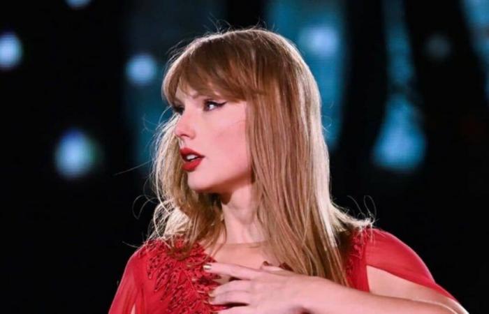 Taylor Swift vittima di un incidente con i vestiti durante il concerto