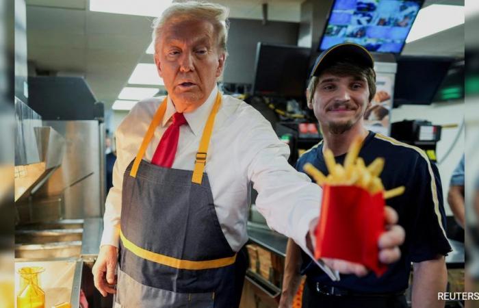 Donald Trump diventa chef di McDonald’s: “ha lavorato più di Kamala Harris”