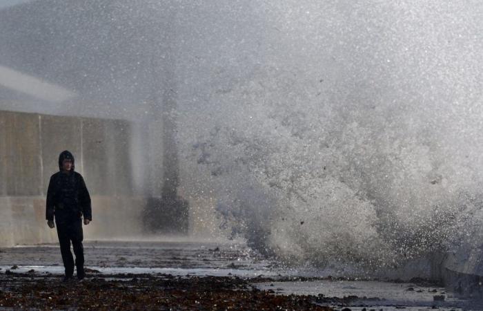 Un uomo intrappolato su uno scoglio e Saint-Malo invasa dalle onde nell’ultimo giorno di alta marea