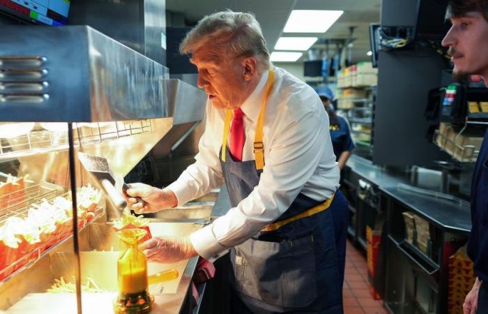 Trump prende in giro la storia di Harris da dietro la friggitrice di McDonald’s