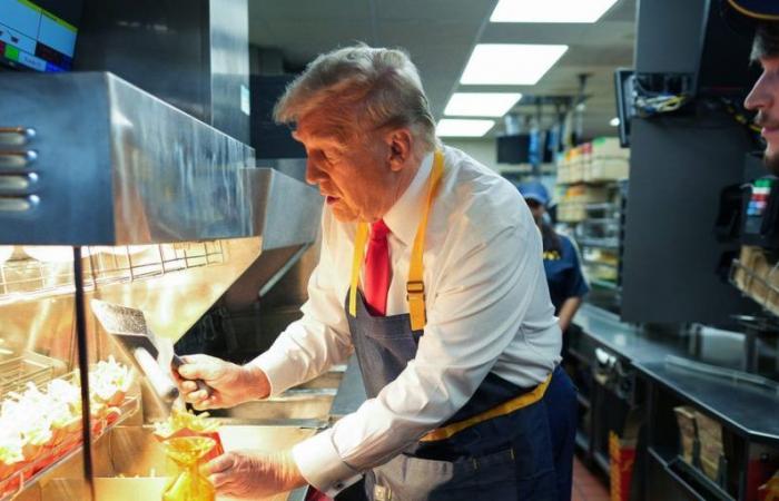 Trump cucina patatine al McDonald’s nel tentativo di indebolire Harris