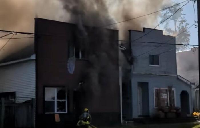 “Un eroe”: un padre si precipita nella sua casa in fiamme per salvare i suoi 2 figli