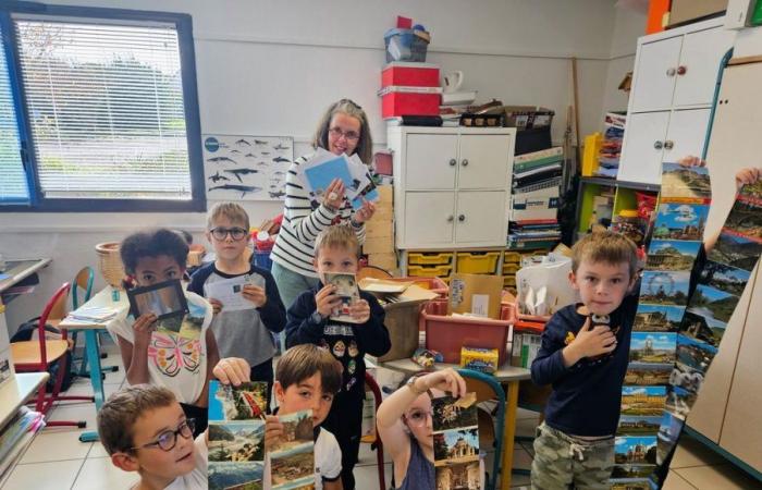 Ogni giorno in questa piccola scuola bretone arrivano un centinaio di cartoline da tutto il mondo