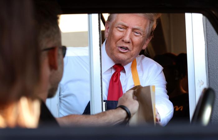 Trump prende in giro la storia di Harris da dietro la friggitrice di McDonald’s