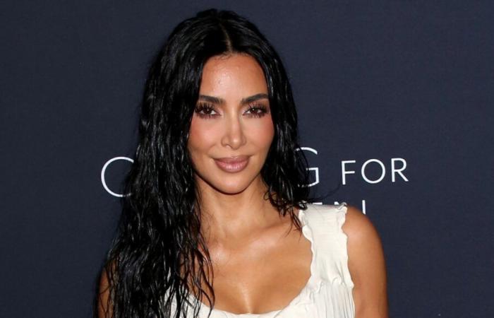 Kim Kardashian osa indossare un semplice body sul red carpet, mette in mostra le gambe e una scollatura pronta a strabordare