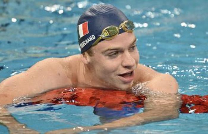 Léon Marchand vince i 400 misti con in più il record francese