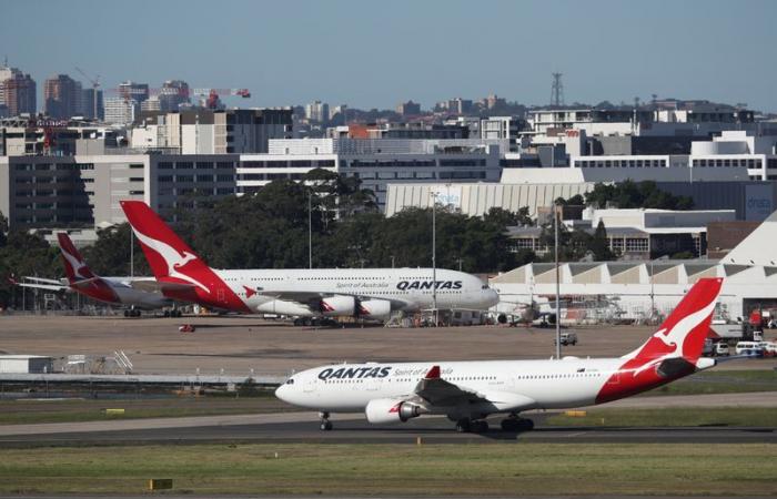 La compagnia aerea australiana Qantas deve pagare 114.000 dollari a tre lavoratori licenziati in un caso storico di outsourcing