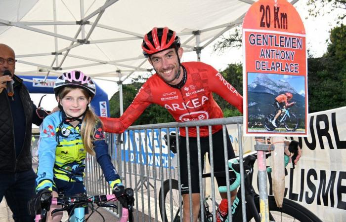 NELLE IMMAGINI. La grande famiglia del ciclismo del Cotentin si è unita attorno ad Anthony Delaplace