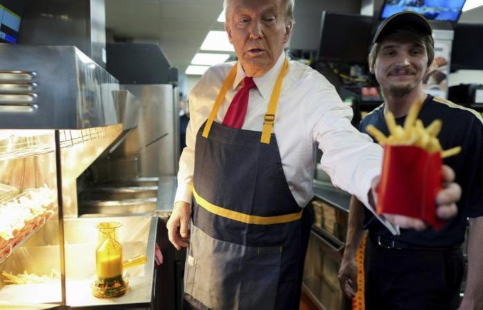 Trump lavora alla stazione di frittura e tiene una conferenza stampa drive-thru al Pennsylvania McDonald’s