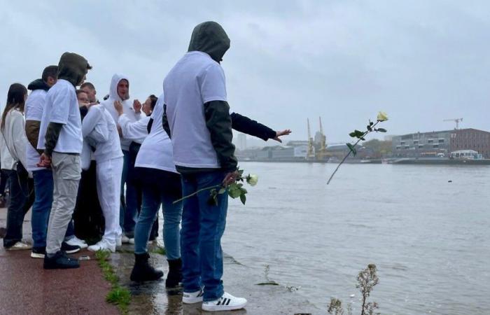 IN FOTO – Diverse centinaia di persone rendono omaggio a Owen, morto nella Senna a Rouen