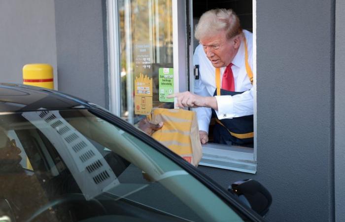 Per attaccare Kamala Harris, Donald Trump si mette in scena in un McDonald’s