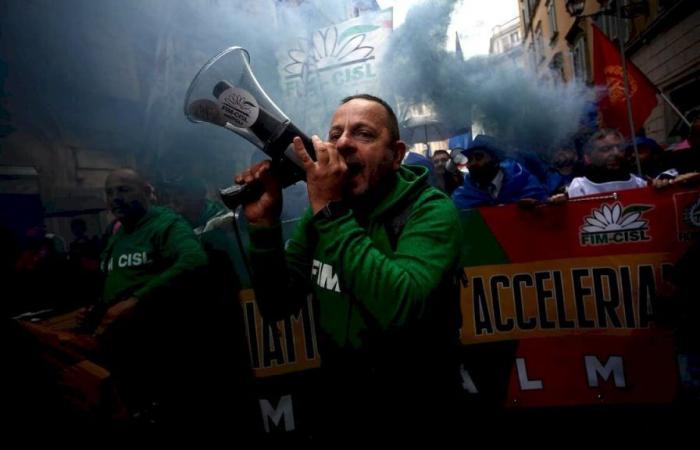 i lavoratori di questo paese protestano contro il calo della produzione