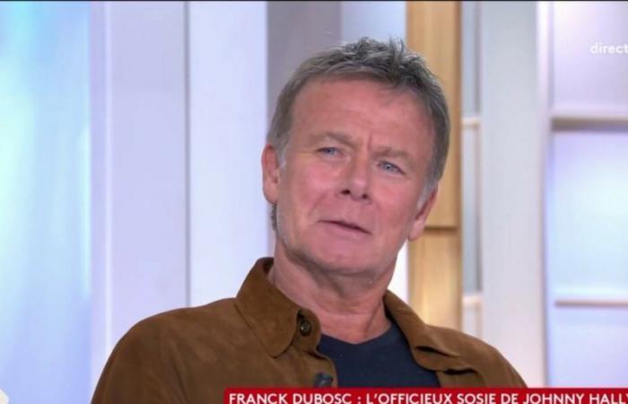 Franck Dubosc incassa una statua di Johnny Hallyday che gli somiglia un po’ troppo