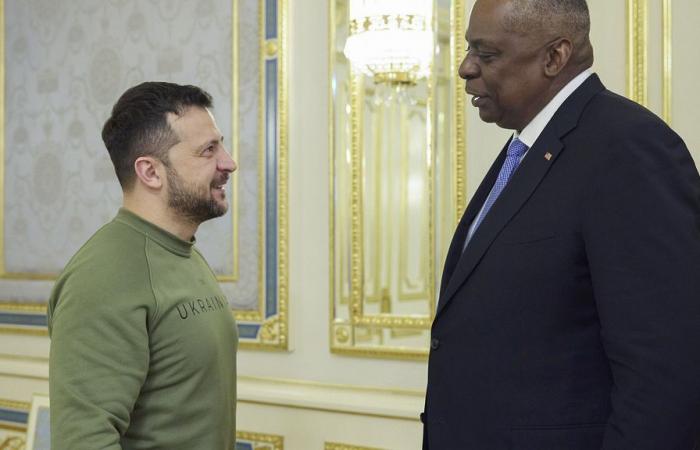 In visita a Kiev, Lloyd Austin annuncia un aiuto statunitense all’Ucraina per 400 milioni di dollari