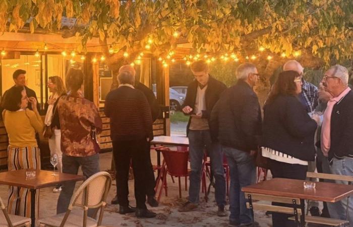 Gironda. Diversi anni dopo, questo ristorante in riva al lago è di nuovo in servizio