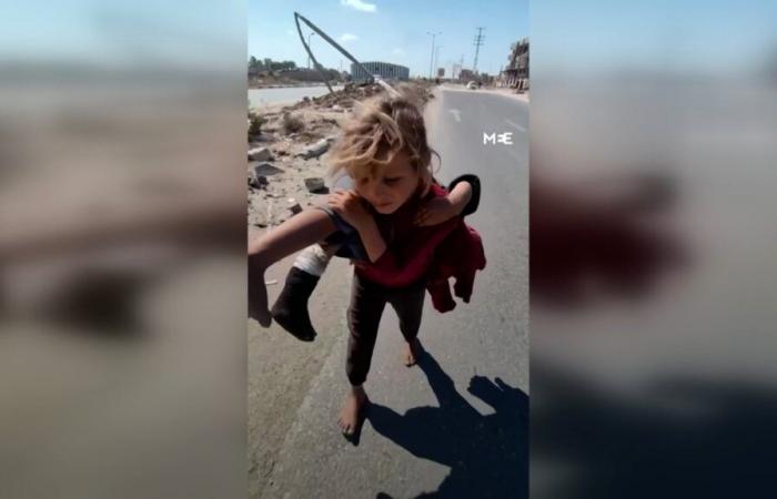 Simbolo di angoscia: a Gaza, una bambina porta sulla schiena la sua sorellina affinché possa essere curata