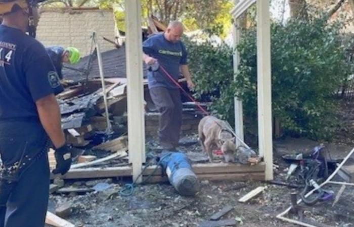 Una famiglia, credendo di aver perso il proprio cane nell’esplosione della propria casa, ritrova la speranza quando lo sentono abbaiare sotto le macerie 6 giorni dopo