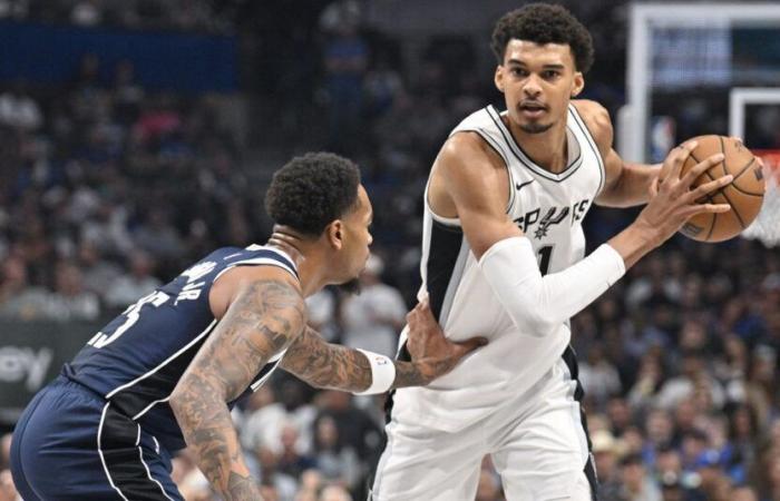 Gli Spurs competono per un tempo ma non riescono a tenere il passo con i Mavericks nella sconfitta della serata di apertura