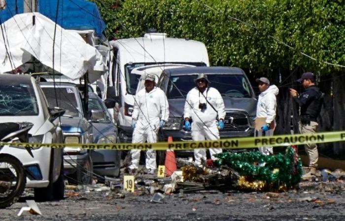 tre agenti di polizia feriti nell'esplosione di un'autobomba