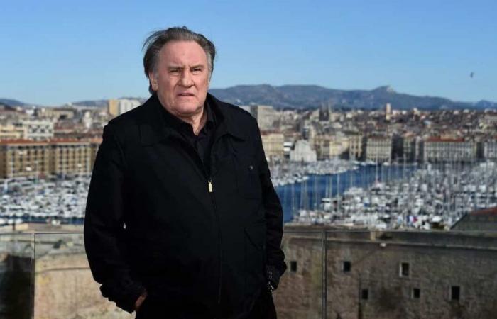 Gérard Depardieu è stato processato lunedì a Parigi per violenza sessuale