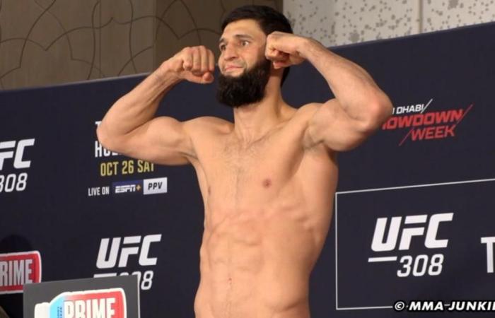 Khamzat Chimaev def. Robert Whittaker all’UFC 308: le migliori foto da Abu Dhabi