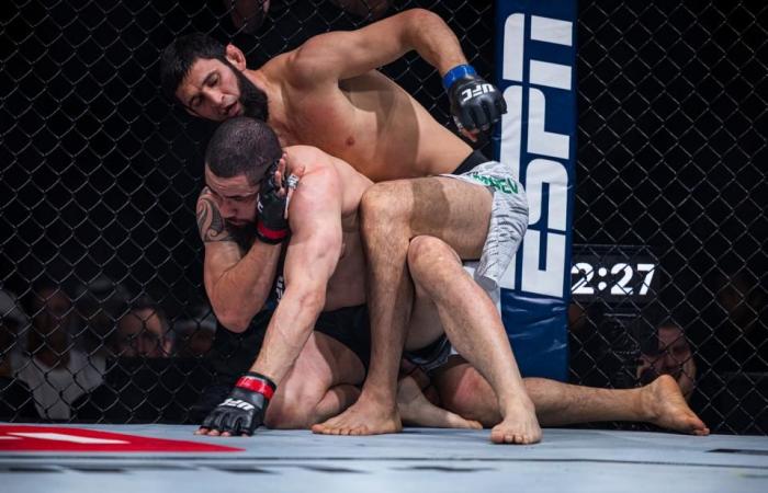 Khamzat Chimaev def. Robert Whittaker all’UFC 308: le migliori foto da Abu Dhabi