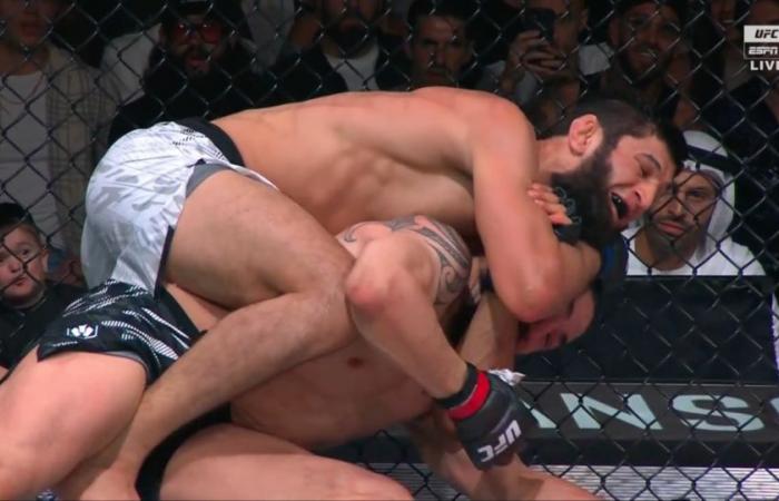 Khamzat Chimaev def. Robert Whittaker all’UFC 308: le migliori foto da Abu Dhabi