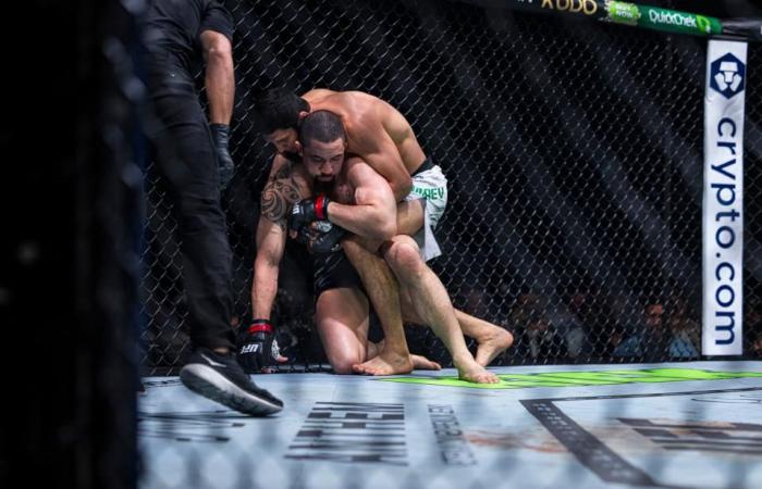 Khamzat Chimaev def. Robert Whittaker all’UFC 308: le migliori foto da Abu Dhabi