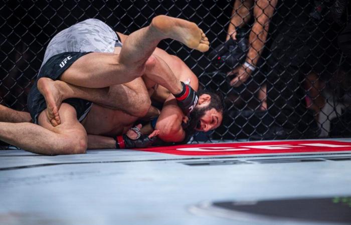 Khamzat Chimaev def. Robert Whittaker all’UFC 308: le migliori foto da Abu Dhabi