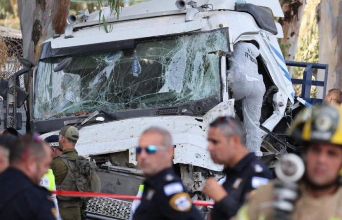 Un camion si è schiantato contro una stazione degli autobus provocando un morto e una trentina di feriti in Israele: quello che sappiamo