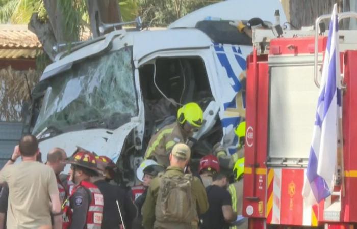 Un camion si schianta contro una fermata dell'autobus vicino a Tel Aviv, ferendo decine di persone