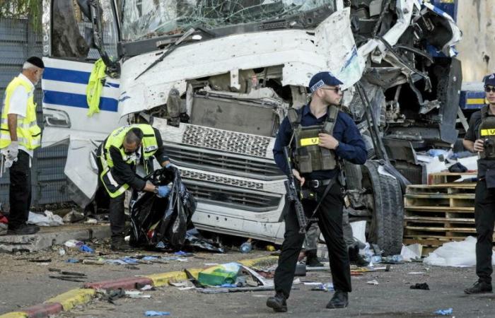 un camion si schianta contro una stazione degli autobus, almeno 35 feriti