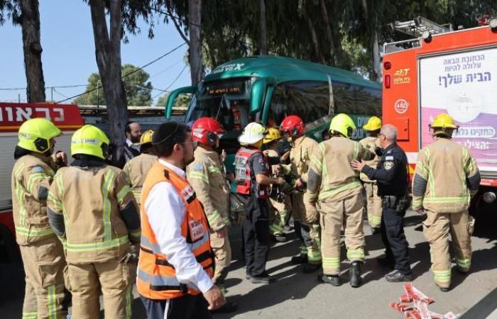 Un camion si è schiantato contro una stazione degli autobus provocando un morto e una trentina di feriti in Israele: quello che sappiamo